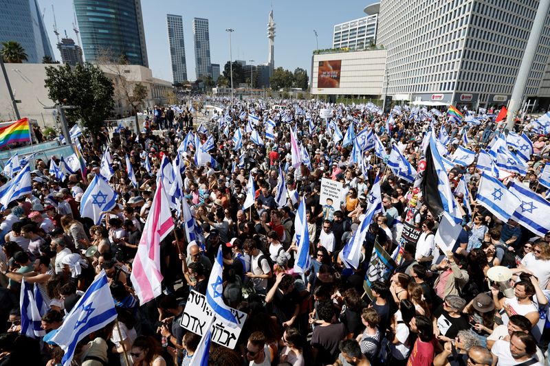 © Reuters. Israelis demonstrate as Israeli Prime Minister Benjamin Netanyahu's nationalist coalition government presses on with its contentious judicial overhaul, in Tel Aviv, Israel, March 1, 2023. REUTERS/Amir Cohen