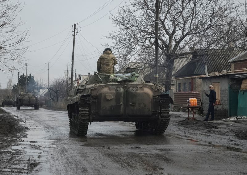 © Reuters. أفراد من القوات الأوكرانية يسيرون بمدرعة بالقرب من مدينة باخموت على خط المواجهة بأوكرانيا يوم 27 فبراير شباط 2023. تصوير: يفين تيتوف - رويترز.

