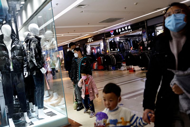 &copy; Reuters. FILE PHOTO: Customers shop at a mall ahead of the Chinese Lunar New Year, in Beijing, China January 15, 2023. REUTERS/Tingshu Wang/File Photo