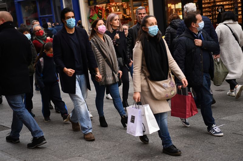 &copy; Reuters. FILE PHOTO: People wear protective face masks while out for Christmas shopping, amid the spread of the coronavirus disease (COVID-19) pandemic, in Dublin, Ireland, December 17, 2021. REUTERS/Clodagh Kilcoyne