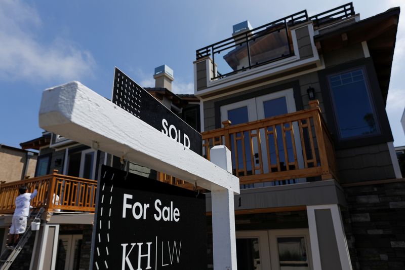 &copy; Reuters. FILE PHOTO: Newly constructed homes are shown already sold in Encinitas, California, U.S., June 25, 2018. REUTERS/Mike Blake