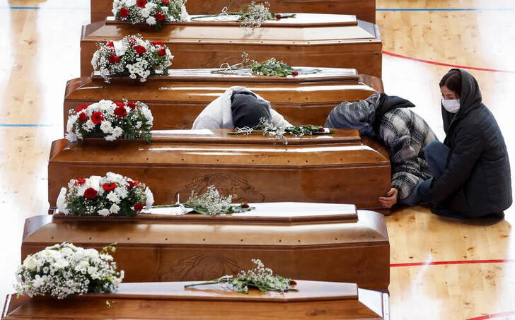 &copy; Reuters. Familiares lloran a los fallecidos en un naufragio de inmigrantes en Crotone, Italia. 1 marzo 2023. REUTERS/Remo Casilli