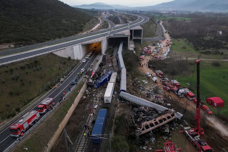&copy; Reuters. Le squadre di soccorso operano sul luogo dell'incidente dove due treni si sono scontrati, vicino alla città di Larissa, Grecia, 1 marzo 2023. REUTERS/Alexandros Avramidis