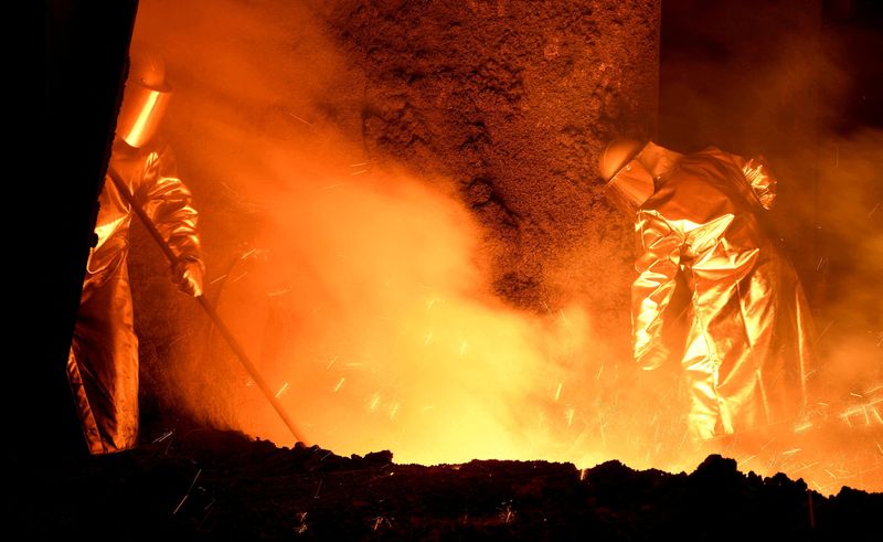 © Reuters. FILE PHOTO: Steelworkers stand at a furnace at the plant of German steel company Salzgitter AG in Salzgitter, Germany March 2, 2020. REUTERS/Fabian Bimmer/File Photo