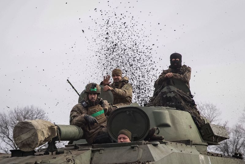 &copy; Reuters. Ukrainian service members ride a self-propelled howitzer, as Russia's attack on Ukraine continues, near the frontline city of Bakhmut, Ukraine February 27, 2023. REUTERS/Yevhen Titov