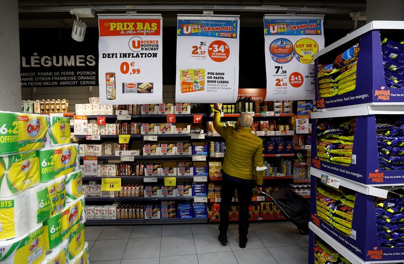 © Reuters. A customer shops in a supermarket in Nice, France, March 1, 2023.    REUTERS/Eric Gaillard