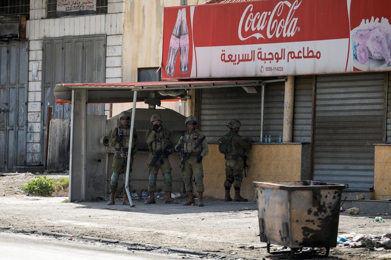 © Reuters. جنود إسرائيليون في قرية حوارة بالضفة الغربية المحتلة يوم الاربعاء. تصوير: رنين صوافطة - رويترز.