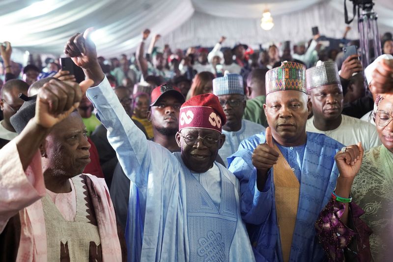 &copy; Reuters. Presidente eleito da Nigéria, Bola Ahmed Tinubu, acena a apoiadores, em Abuja, Nigéria
01/03/2023
REUTERS/Marvellous Durowaiye