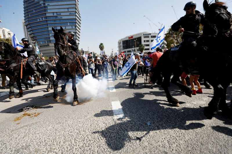 &copy; Reuters. Polícia israelense usa granadas de efeito moral durante manifestação em Tel Aviv, Israel
01/03/2023
REUTERS/Amir Cohen  