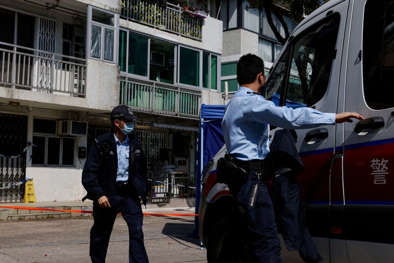 &copy; Reuters. Policiais se reúnem fora de edifício onde foram encontrados restos mortais de mulher assassinada, em Hong Kong, China
27/02/2023
REUTERS/Tyrone Siu