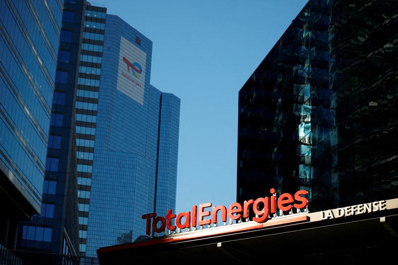 &copy; Reuters. Logo de TotalEnergies dans une station de ravitaillement pour véhicules électriques près de Paris. /Photo prise le 8 février 2023/REUTERS/Sarah Meyssonnier