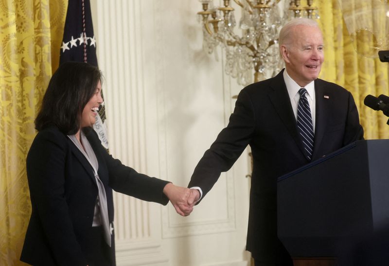 © Reuters. U.S. President Joe Biden speaks at an event nominating Julie Su to serve as labor secretary from the East Room at the White House in Washington, U.S., March 1, 2023. REUTERS/Leah Millis
