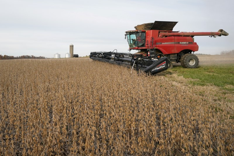 &copy; Reuters. FOTO DE ARCHIVO: Una segadora cosecha soja en un campo de la granja Hodgen en Roachdale, Indiana, Estados Unidos. 8 de noviembre, 2019. REUTERS/Bryan Woolston/Archivo
