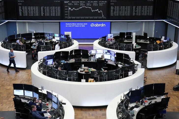 &copy; Reuters. Imagen de actividad en el parqué de la Bolsa de Fráncfort, Alemania.