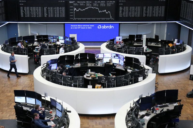&copy; Reuters. شاشات تعرض بيانات من مؤشر داكس الألماني في بورصة فرانكفورت يوم الاربعاء. تصوير: رويترز.