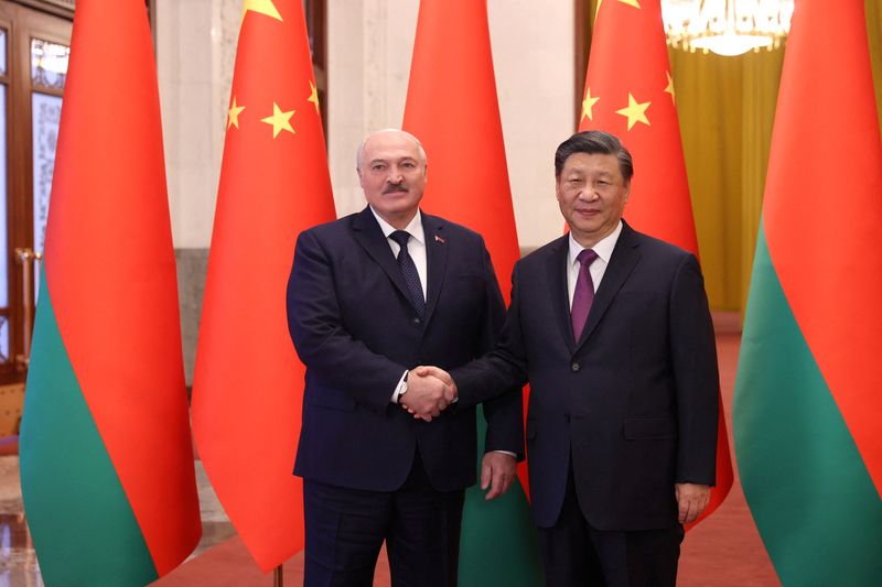 &copy; Reuters. Presidentes de Belarus, Alexander Lukashenko, e da China, Xi Jinping, se cumprimentam durante encontro em Pequim
01/03/2023 BelTA/Pavel Orlovsky/Divulgação via REUTERS