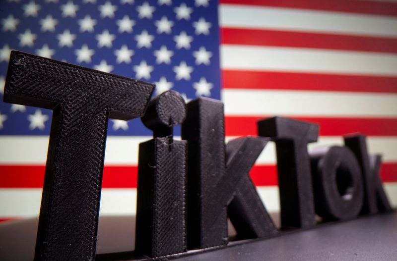 &copy; Reuters. Logotipo do Tik Tok diante de uma bandeira dos EUA 
6/10/2020
REUTERS/Dado Ruvic/Illustration/File Photo