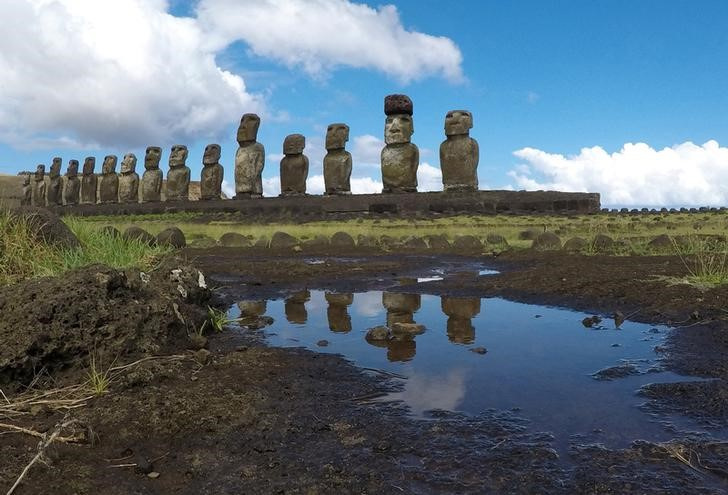 &copy; Reuters. FOTO DE ARCHIVO. Estatuas llamadas "Moai" se ven en la Isla de Pascua, Chile, el 31 de enero de 2019. Foto tomada el 31 de enero de 2019. REUTERS/Jorge Vega