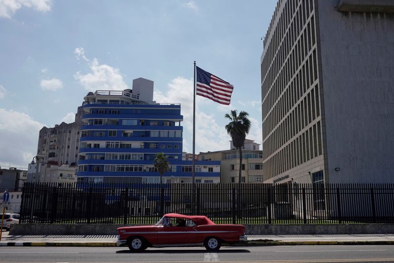© Reuters. FILE PHOTO: A vintage car used for touristic city tours passes by the U.S. Embassy in Havana, Cuba, November 10, 2021. Photo taken on November 10, 2021. REUTERS/Alexandre Meneghini