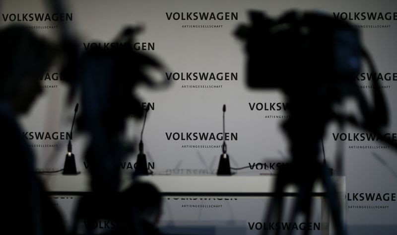 &copy; Reuters. FILE PHOTO: TV Cameras are set up ahead of a Volkswagen statement at their headquarters in Wolfsburg, Germany, April 22, 2016. REUTERS/Hannibal Hanschke