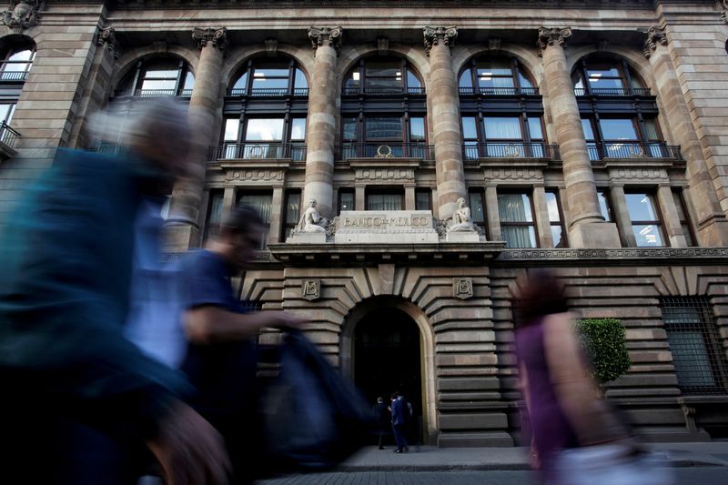 &copy; Reuters. FILE PHOTO: People walk past the building of Mexico's Central Bank (Banco de Mexico) in downtown Mexico City, Mexico February 28, 2019. Picture taken February 28, 2019. REUTERS/Daniel Becerril/File Photo