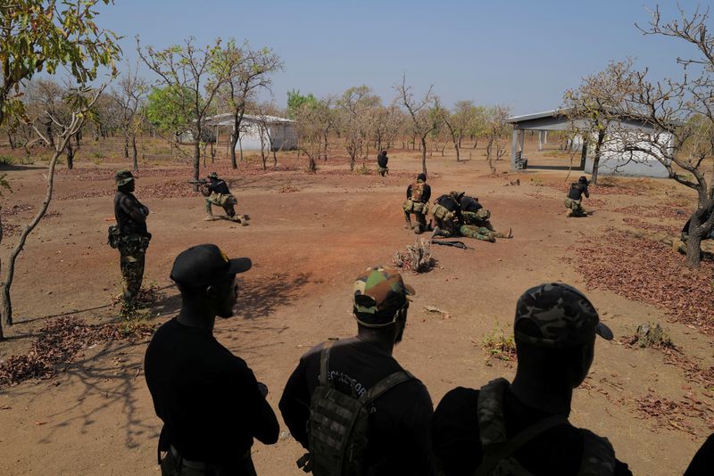 © Reuters. أفراد من جيش غانا خلال تدريب على مكافحة الإرهاب يوم الاربعاء. تصوير: فرنسيس كوكوروكو - رويترز. 