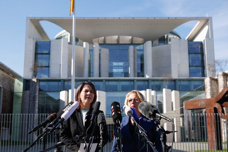 &copy; Reuters. Ministra das Relações Exteriores da Alemanha, Annalena Baerbock (à esquerda), e a ministra da Cooperação e Desenvolvimento Econômico, Svenja Schulze, fazem pronunciamento em Berlim
01/03/2023
REUTERS/Michele Tantussi