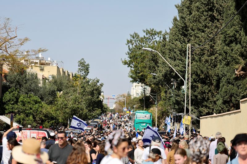 &copy; Reuters. People mourn Elan Ganeles, a dual U.S.-Israeli citizen killed in a shooting attack while he was driving near the West Bank city of Jericho by a suspected Palestinian gunman, during his funeral, outside the cemetery, in Raanana, Israel, March 1, 2023. REUT