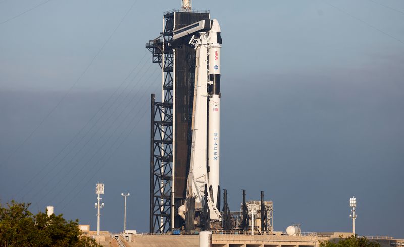 &copy; Reuters. Un cohete Falcon 9 se prepara para otro intento de lanzamiento de la misión SpaceX Crew-6 de la NASA tras un retraso técnico, que llevará a cuatro tripulantes a la Estación Espacial Internacional, desde el Centro Espacial Kennedy en Cabo Cañaveral, F