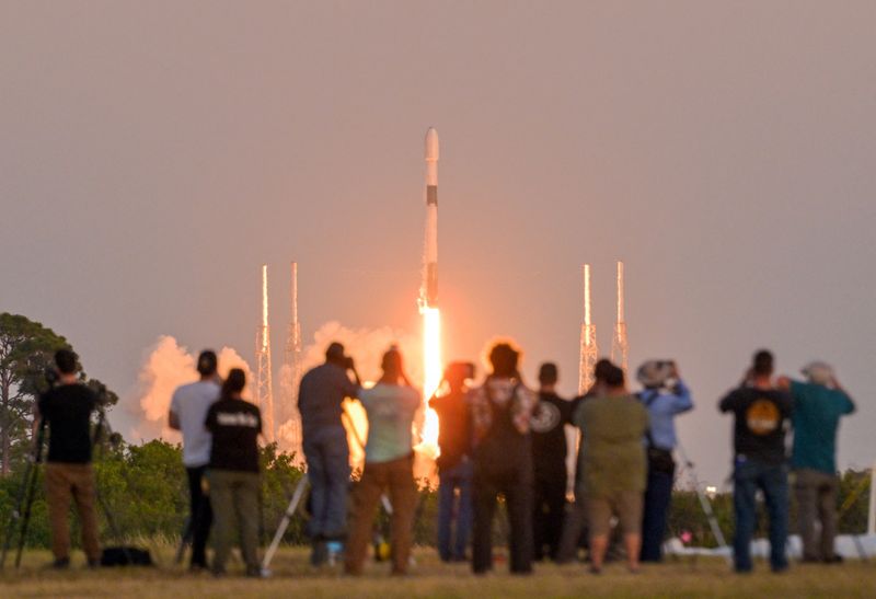 &copy; Reuters. Expectadores acompanham lançamento de foguete da SpaceX
27/02/2023
REUTERS/Steve Nesius