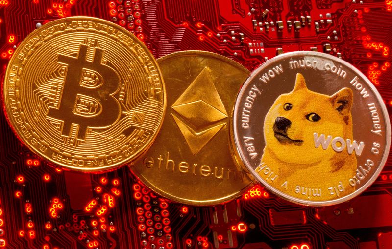 &copy; Reuters. FILE PHOTO: Representations of cryptocurrencies Bitcoin, Ethereum and DogeCoin are placed on PC motherboard in this illustration taken, June 29, 2021. REUTERS/Dado Ruvic/File Photo