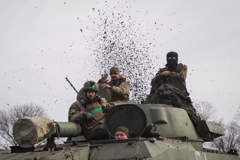 &copy; Reuters. FILE PHOTO: Ukrainian service members ride a self-propelled howitzer, as Russia's attack on Ukraine continues, near the frontline city of Bakhmut, Ukraine February 27, 2023. REUTERS/Yevhen Titov