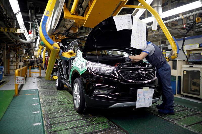 &copy; Reuters. FILE PHOTO: An employee works at an assembly line of GM Korea's Bupyeong plant in Incheon, South Korea March 29, 2018. REUTERS/Kim Hong-Ji