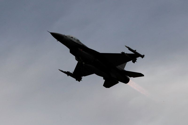 &copy; Reuters. FILE PHOTO: A F-16 fighter jet takes off during a military drill at Zhi-Hang Air Base in Taitung, Taiwan January 30, 2018. REUTERS/Tyrone Siu