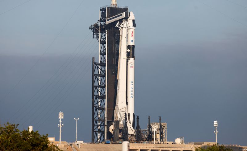 &copy; Reuters. صاروخ فالكون 9 يستعد لمحاولة إطلاق ثانية لإرسال طاقم إدارة الطيران والفضاء الأمريكية (ناسا) على متن مركبة الإطلاق سبيس إكس إلى محطة الفضاء ا