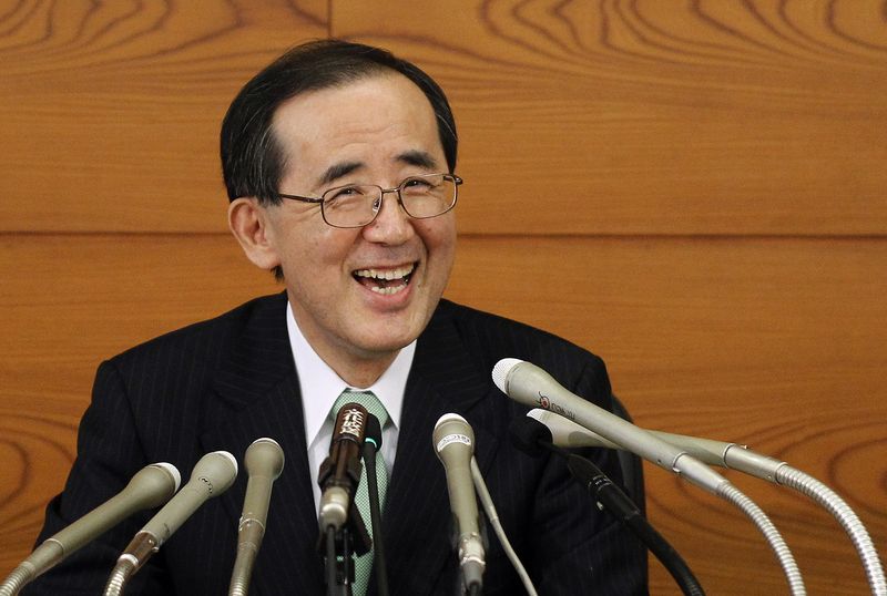 &copy; Reuters. FILE PHOTO: Outgoing Bank of Japan Governor Masaaki Shirakawa smiles during his last news conference as head of the central bank, in Tokyo March 19, 2013. REUTERS/Yuya Shino