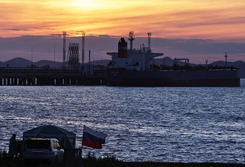 &copy; Reuters. 　アジア時間序盤の原油先物は続伸。中国経済の力強い回復を示す指標が買い材料視されており、米原油在庫の増加を巡る懸念を打ち消している。写真はロシアの港湾都市ナホトカ近郊のコ