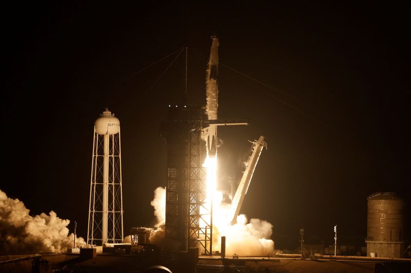 &copy; Reuters. طاقم مهمة كرو-6 ينطلق إلى محطة الفضاء الدولية من مركز كنيدي للفضاء التابع لوكالة ناسا بولاية فلوريدا يوم الخميس. تصوير: جو سكيبر – رويترز.