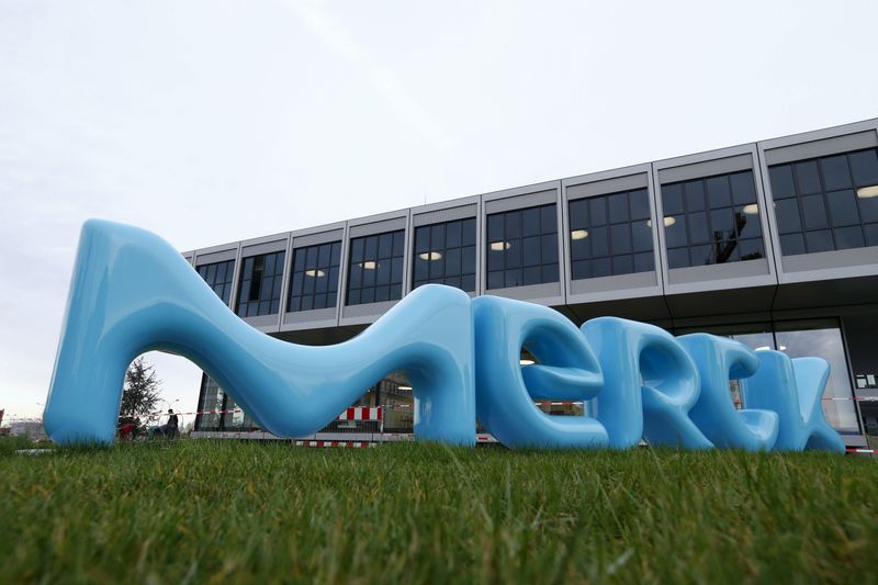 &copy; Reuters. FILE PHOTO: A logo of drugs and chemicals group Merck KGaA is pictured in Darmstadt, Germany January 28, 2016.  REUTERS/Ralph Orlowski