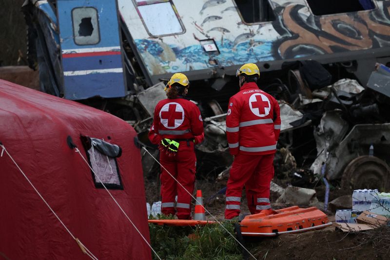 Greek rescuers comb through train crash wreckage