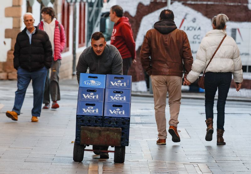 &copy; Reuters. FILE PHOTO: A delivery worker pushes a cart with boxes of water in Ronda, southern Spain, January 3, 2023. REUTERS/Jon Nazca