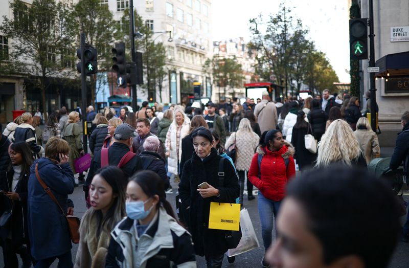 &copy; Reuters. FILE PHOTO: People carry shopping bags during the Black Friday sales on Oxford Street in London, Britain, November 25, 2022. REUTERS/Henry Nicholls