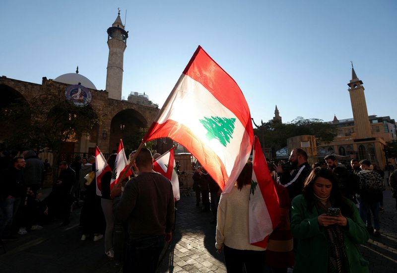 &copy; Reuters. محتجون يرفعون علم لبنان بالقرب من مقر البرلمان في بيروت يوم 20 يناير كانون الثاني 2023. تصوير: عزيز طاهر - رويترز.