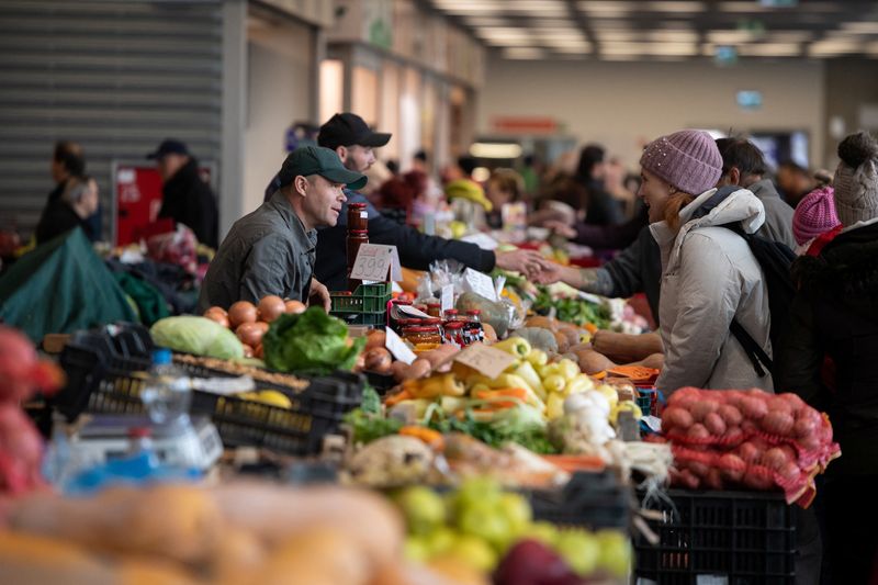 &copy; Reuters. FILE PHOTO: People buy food at a market in Budapest, Hungary, December 3, 2022. REUTERS/Marton Monus