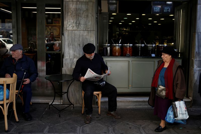 &copy; Reuters. FILE PHOTO: A man reads a newspaper at a coffee shop in central Athens, Greece, November 21, 2018. REUTERS/Costas Baltas