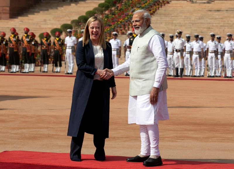 &copy; Reuters. イタリアのメローニ首相は２日、インドのモディ首相と会談し、ウクライナの和平実現を促すよう要請した。２日撮影。（2023年　ロイター/Altaf Hussain）