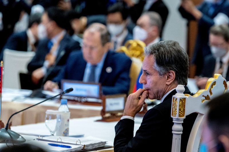 &copy; Reuters. Secretário de Estado dos EUA, Antony Blinken, com o ministro das Relações Exteriores da Rússia, Sergei Lavrov, ao fundo durante encontro entre chanceleres do bloco Asean em Phnom Penh, no Cambodja
05/08/2022 Andrew Harnik/Pool via REUTERS