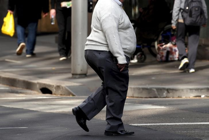 &copy; Reuters. Imagen de archivo de una persona con obesidad andando por una calle del centro de Sídney, Australia. 12 agosto 2015. REUTERS/David Gray