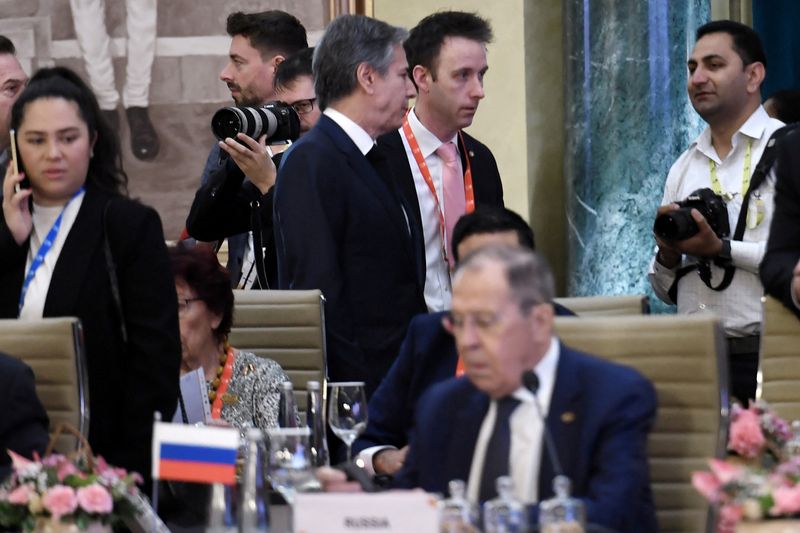 &copy; Reuters. وزير الخارجية الأمريكي أنتوني بلينكن يمر خلف نظيره الروسي سيرجي لافروف خلال اجتماع مجموعة العشرين في نيودلهي يوم الخميس. صورة لرويترز من مم