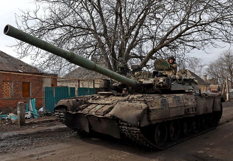 &copy; Reuters. Militar ucraniano em tanque na cidade ucraniana de Chasiv Yar se dirige à linha de frente da guerra em Bakhmut
02/03/2023 REUTERS/Lisi Niesner